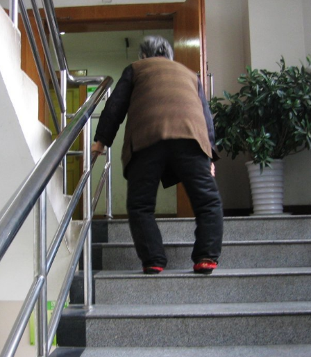 90°身体靠墙,感觉大腿肌肉紧绷,膝关节并不怎么吃力,才对.