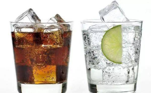 碳酸饮料由大量的食品添加剂构成,包括碳酸水,碳酸氢钠.