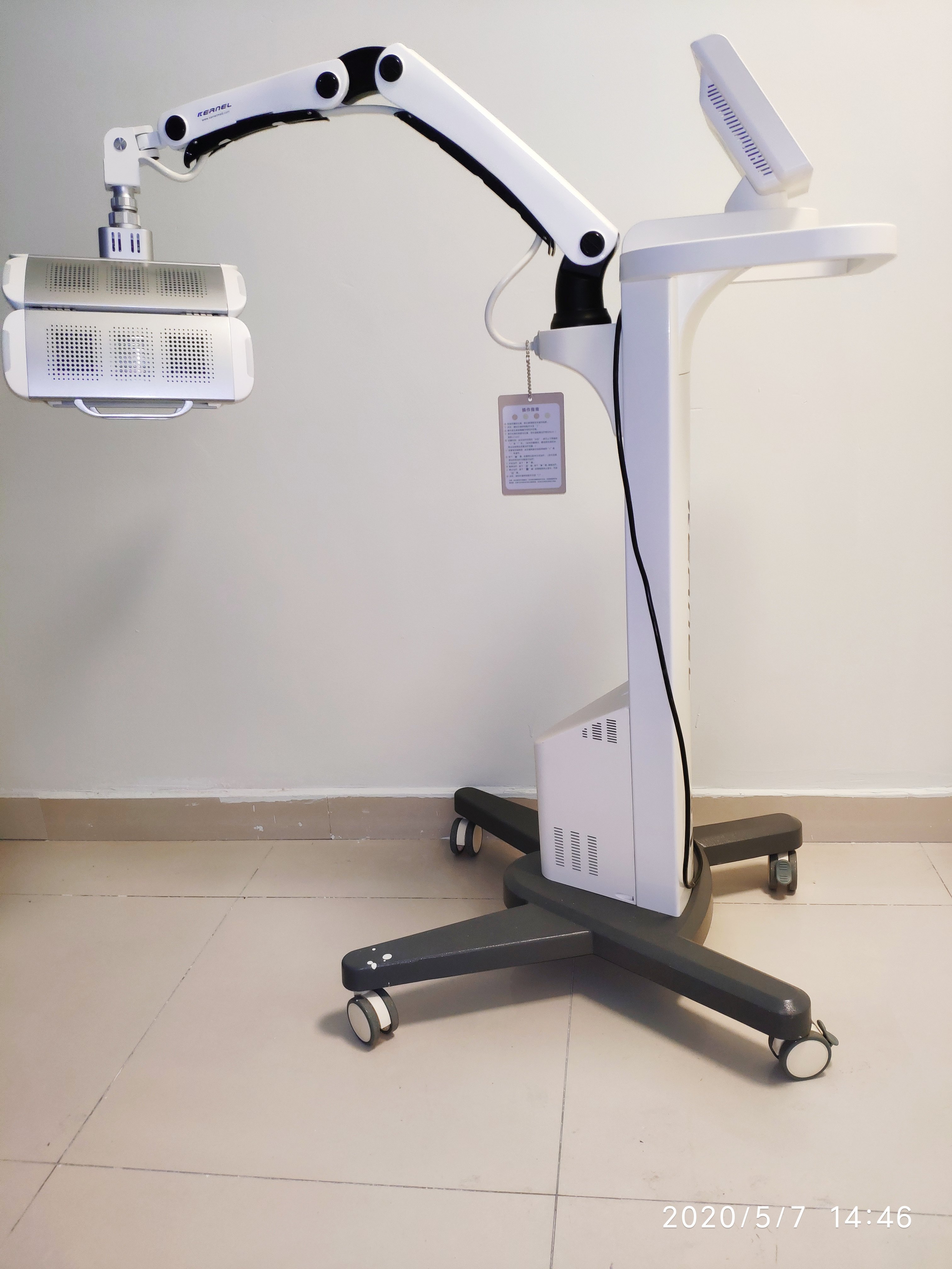 从左到右依次为我科光动力的光柱仪器,光纤仪器,面罩仪器,光斑仪器.