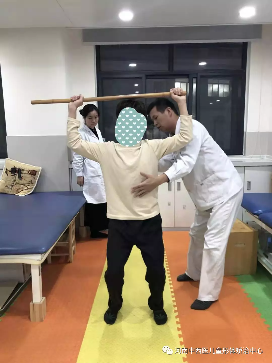 青少年驼背的预防治疗攻略_青年性驼背_发病原因_如何预防_康复锻炼