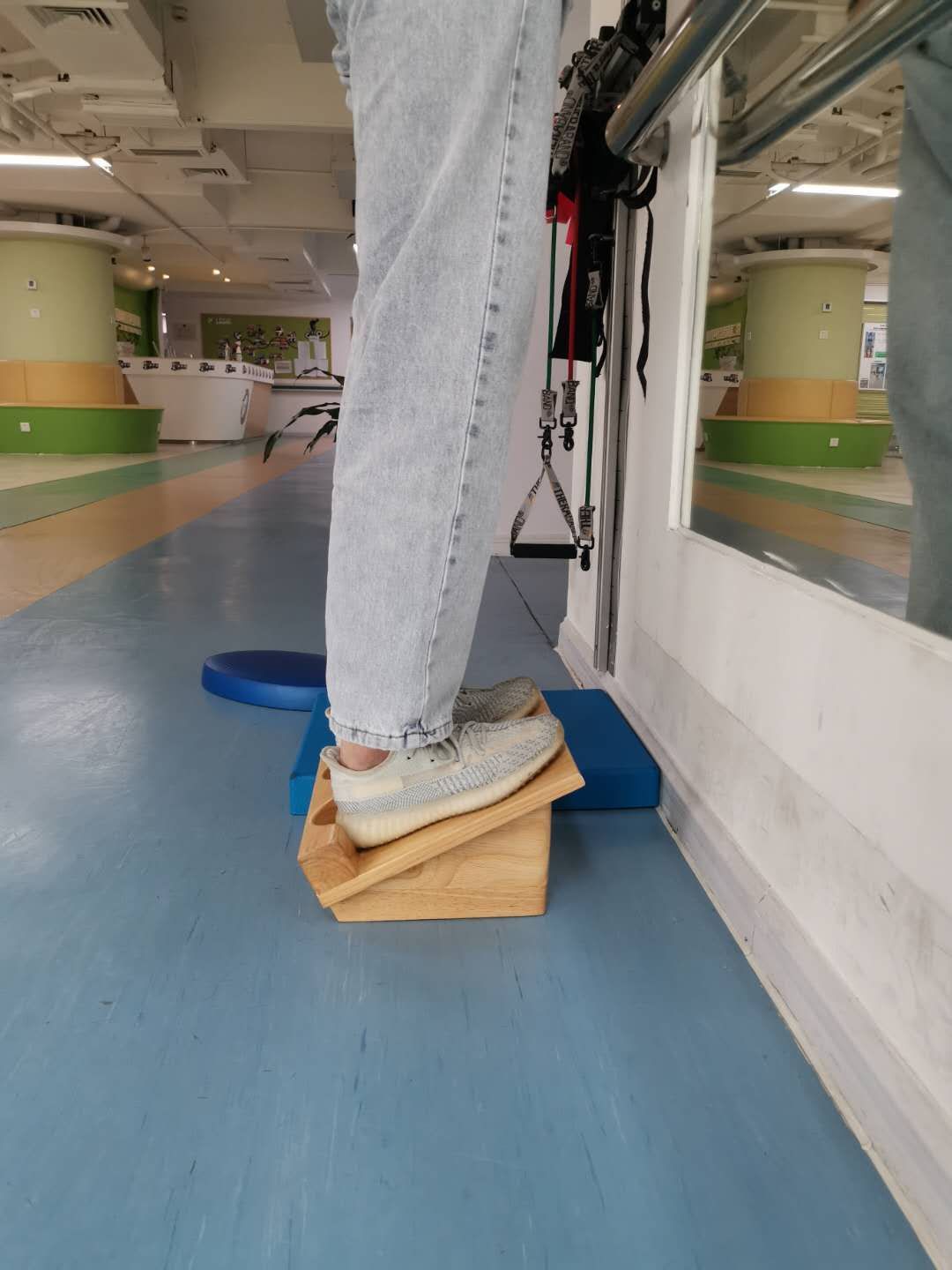 楼梯伸展图1.小腿伸展的墙壁锻炼