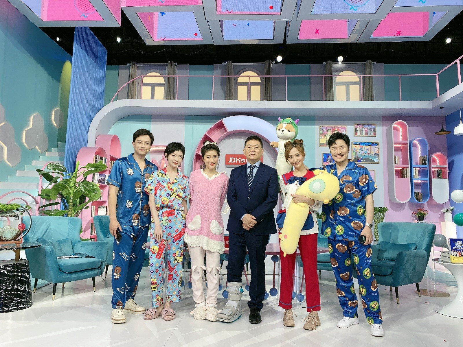 著名演员史策,积水潭医院医生主持人金大夫和友谊医院普外专家参加