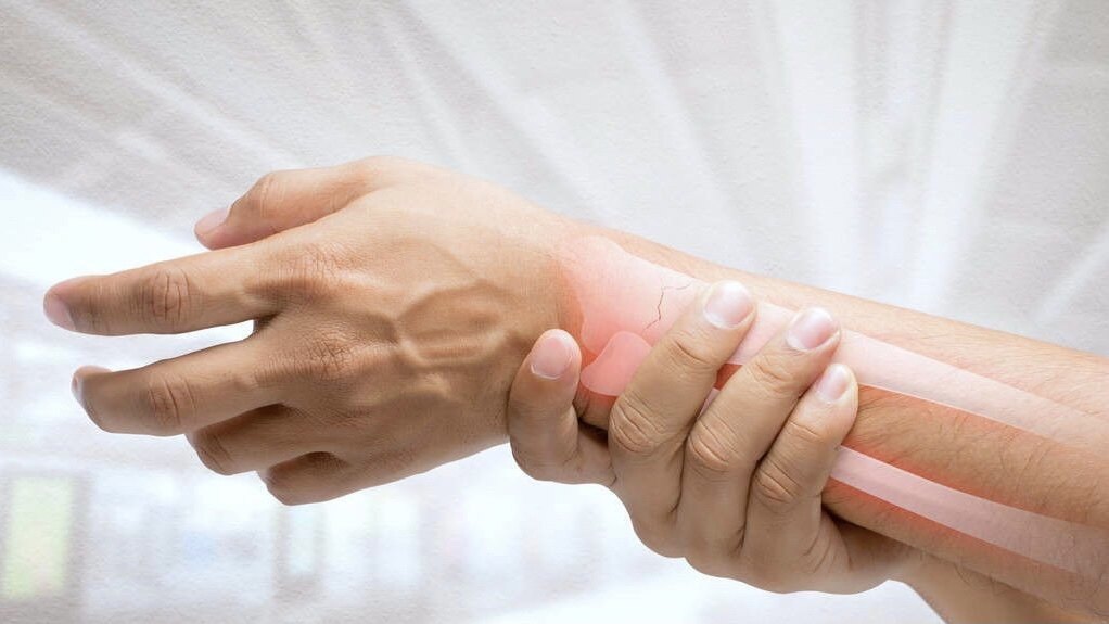 可导致难以忍受的疼痛,手部肌肉萎缩,废用,形成像鸡爪子一样的爪形手