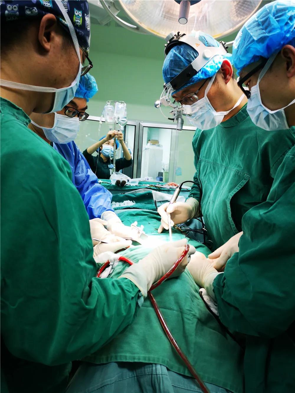 对于亭亭尽早的手术治疗,解决侧弯的病因,保证患者脊柱以及心,肺正常