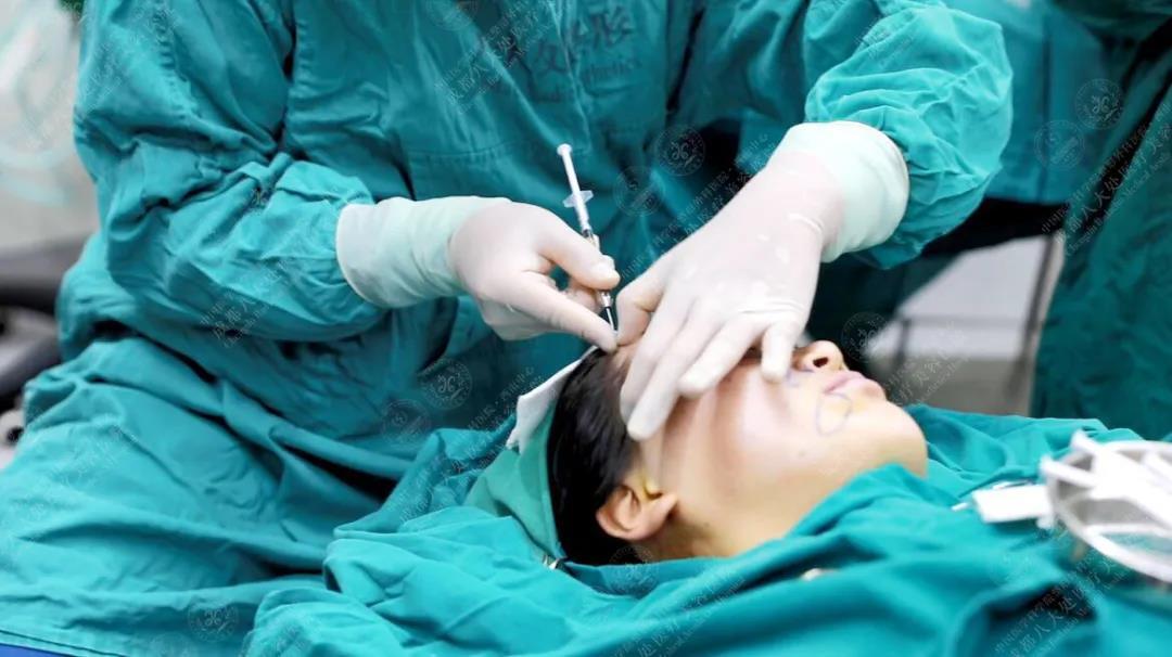 颞中静脉行走于颧弓上一指宽颧弓平行方向,因此颞部深层注射应在颧弓