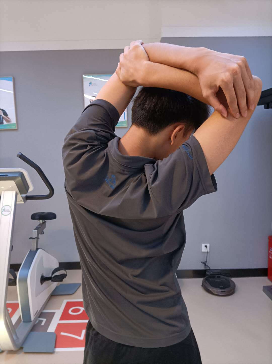 含胸驼背的日常改善训练_青年性驼背_青年性驼背康复锻炼 - 好大夫