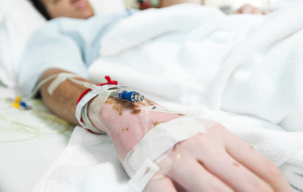 t药)联合化疗药卡铂和依托泊苷用于广泛期小细胞肺癌的一线治疗