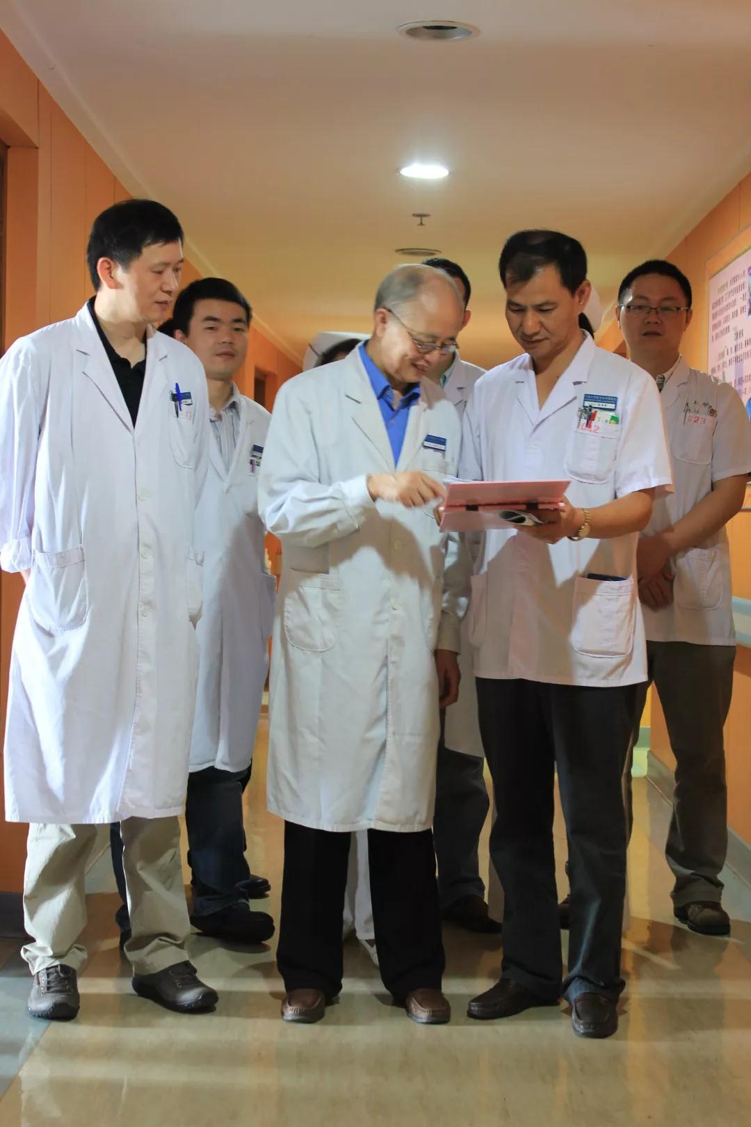 骨科欧阳甲教授获中华医学会骨科分会突出贡献奖