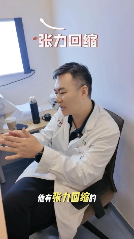 这位患者肩关节疼痛，一开始是肩袖小撕裂，拼命锻炼了几个月，不仅疼痛没有缓解，反而越来越严重