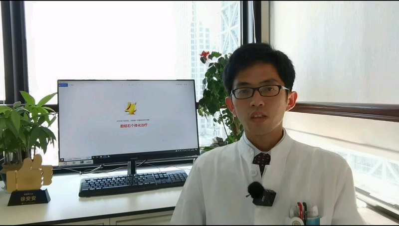 胆囊里一颗石头，不痛不痒，要不要手术？
