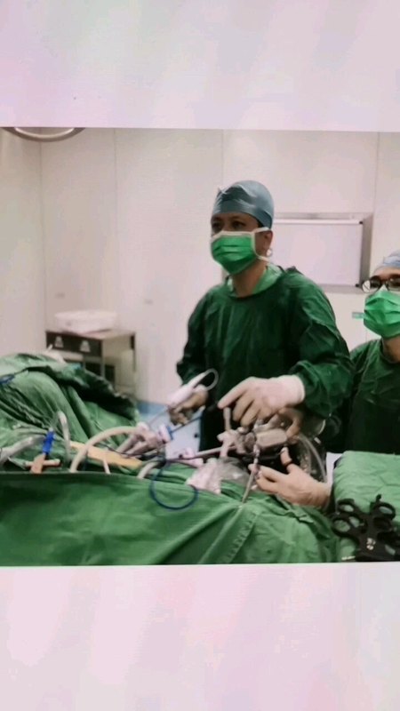 中年男性，体检发现右肾肿瘤入院。拟诊右肾癌，今日在全麻下完成腹腔镜下右肾癌根治术。术程顺利。出血微。