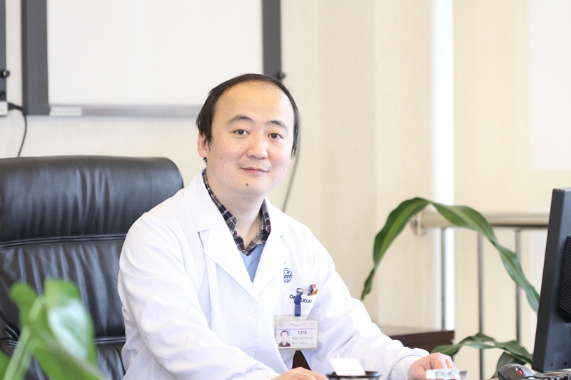 肝囊肿7公分，伴有胸闷，是否要开刀