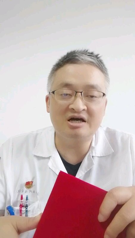 考试期间家长准备运动型饮料或可乐，孩子从考场出来后拍拍、抱抱，少问多体贴