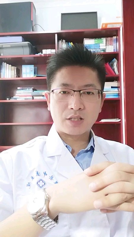 如何掌握新生儿泪囊炎的治疗（泪囊区按摩加点托百士眼药水，95%都会治愈，个别可能需要做泪道探通）
