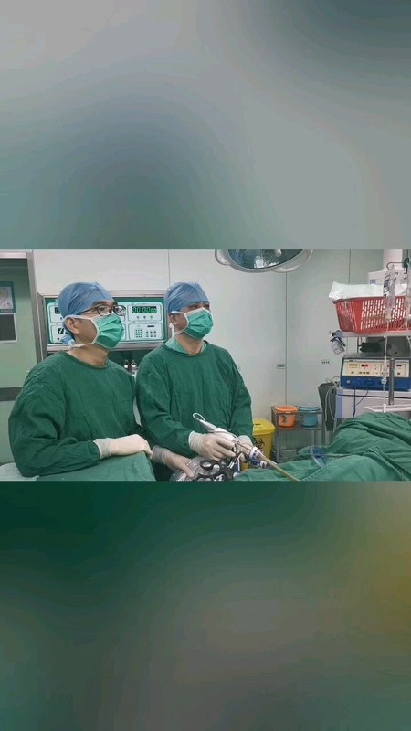 左肾癌合并髂血管动脉瘤的老人家。先植入髂血管支架，再行腹腔镜下左肾癌根治术。